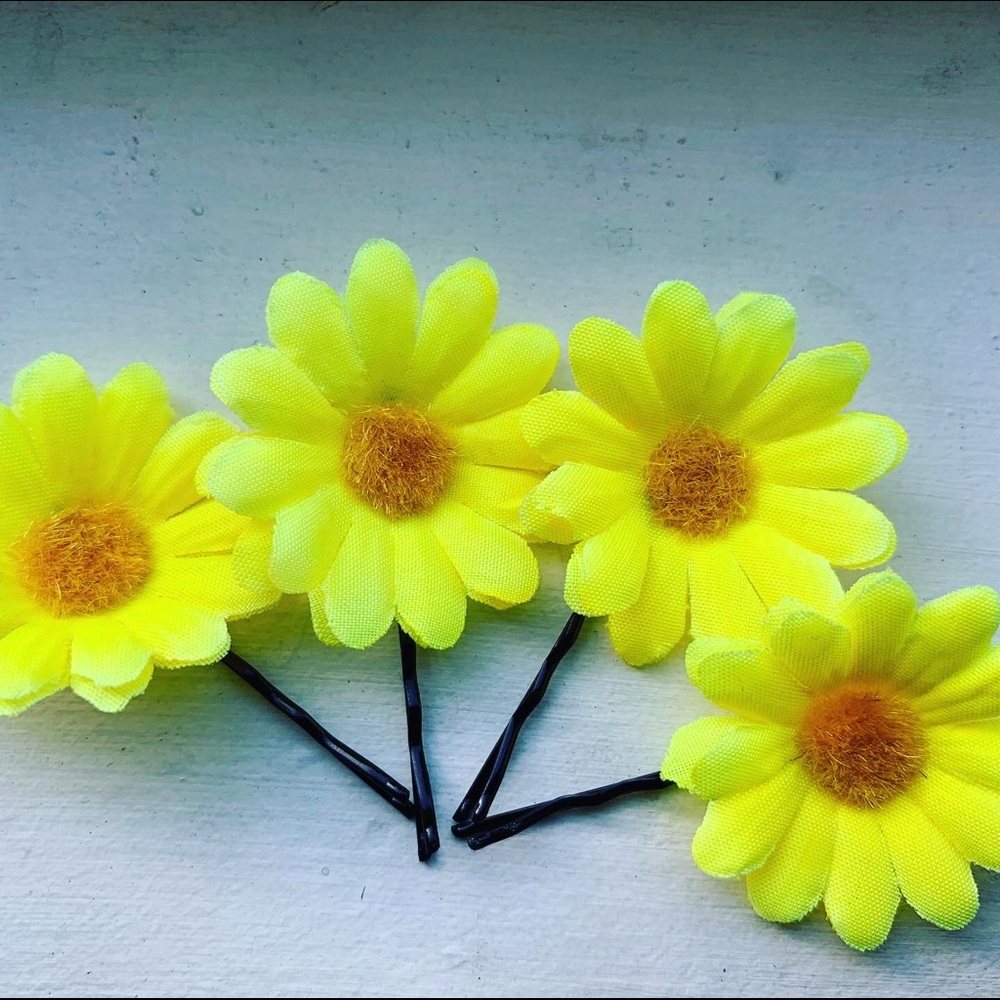 Mini yellow daisy hair pins